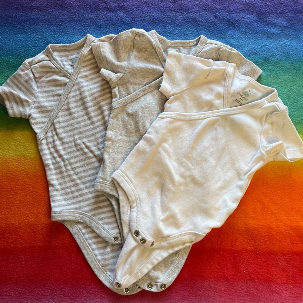 Set of 3 cross-body short sleeved cotton onesies